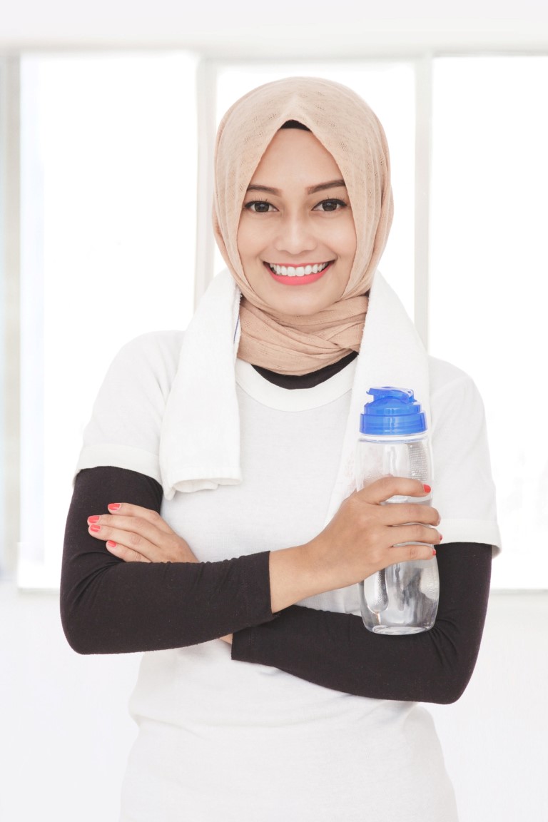 close-up-portrait-muslim-sporty-woman-holding-bottle-mineral-water (Medium)