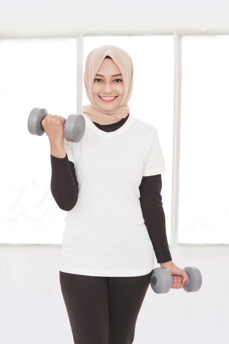 portrait-asian-sporty-woman-lifting-weight-using-dumbbells (Medium)