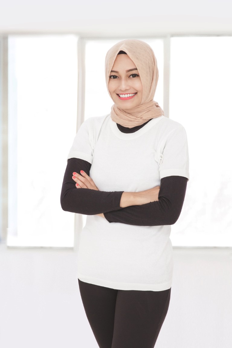 portrait-asian-sporty-woman-wearing-hijab-smiling-with-arm-crossed (Medium)