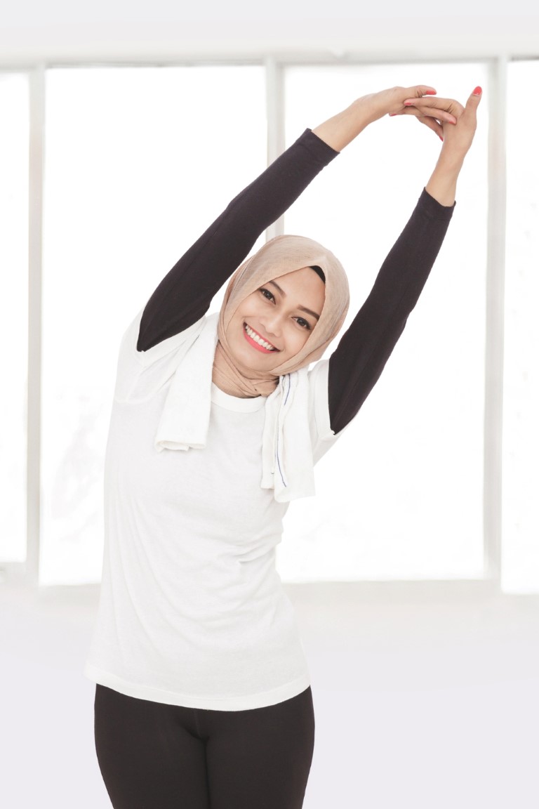 portrait-muslim-sporty-woman-doing-hand-stretching (Medium)
