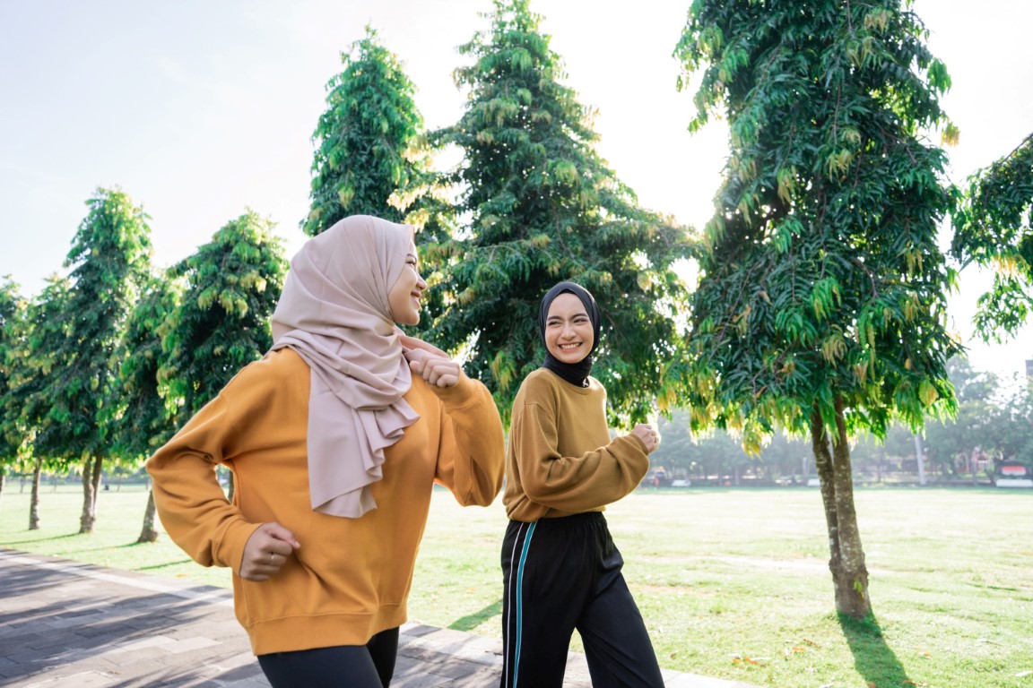 two-girls-veil-outdoor-sports-while-jogging-together-garden-with-copyspace (Medium)